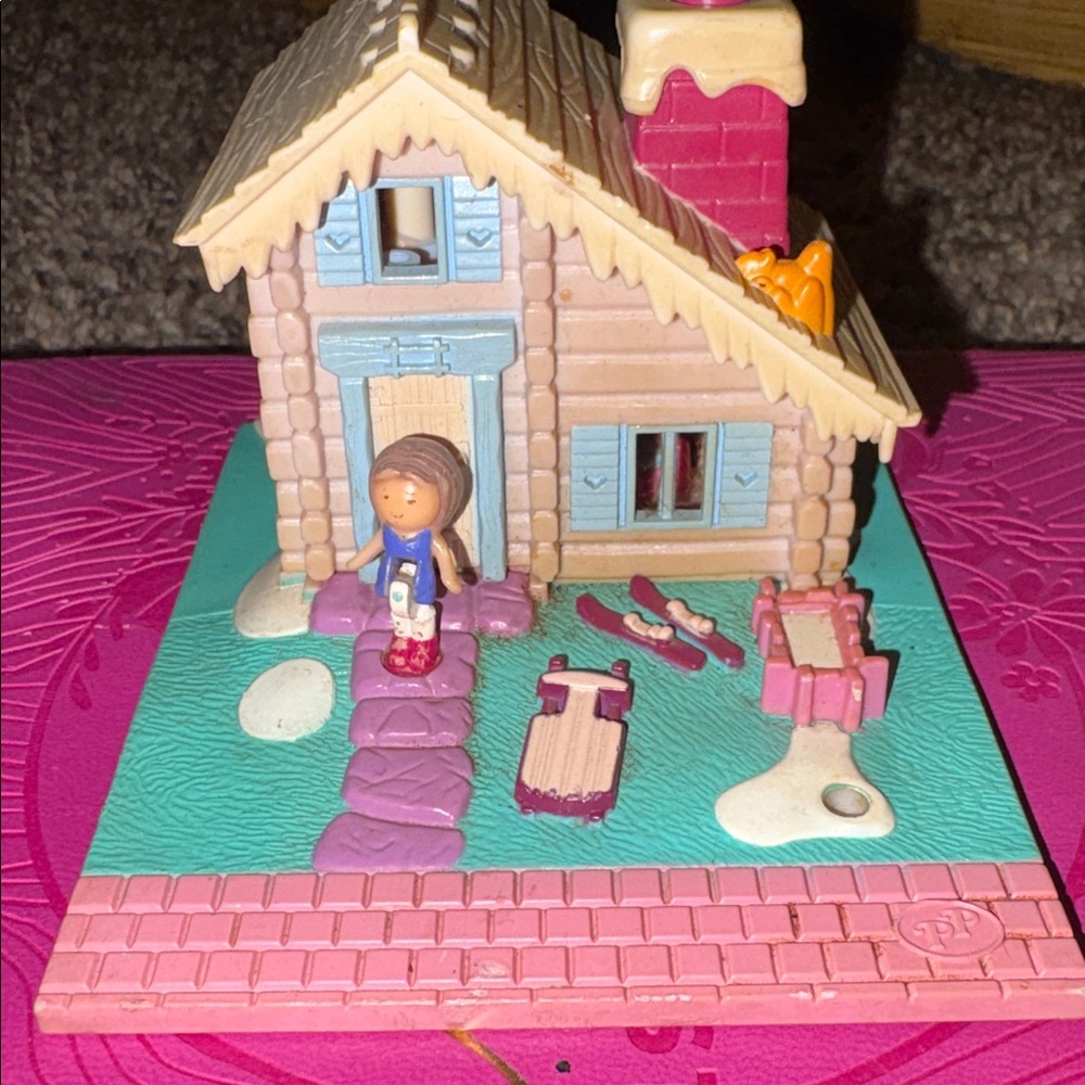 Vintage 1993 Bluebird Polly Pocket Winter Ski Cabin Play-set *with doll*